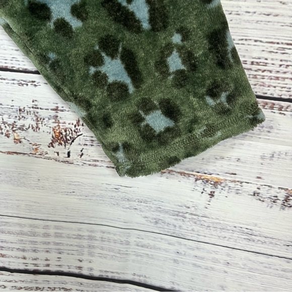 Aerie Green Cheetah Print Fleece Long Sleeve Loungewear Top - Picture 3 of 12